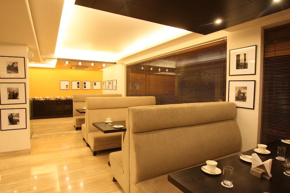 Emblem Hotel New Friends Colony, New Delhi Nova Deli Exterior foto