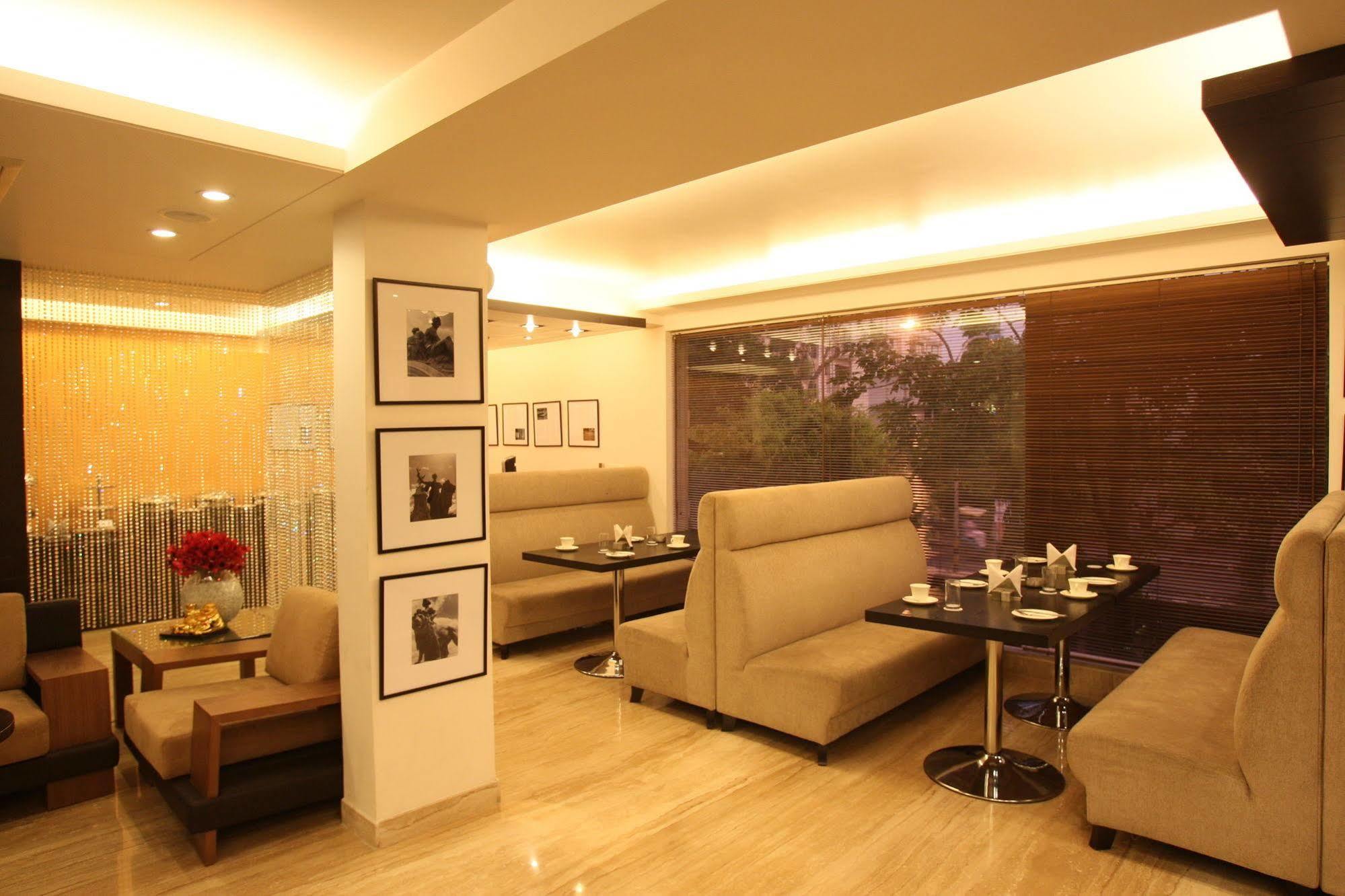 Emblem Hotel New Friends Colony, New Delhi Nova Deli Exterior foto