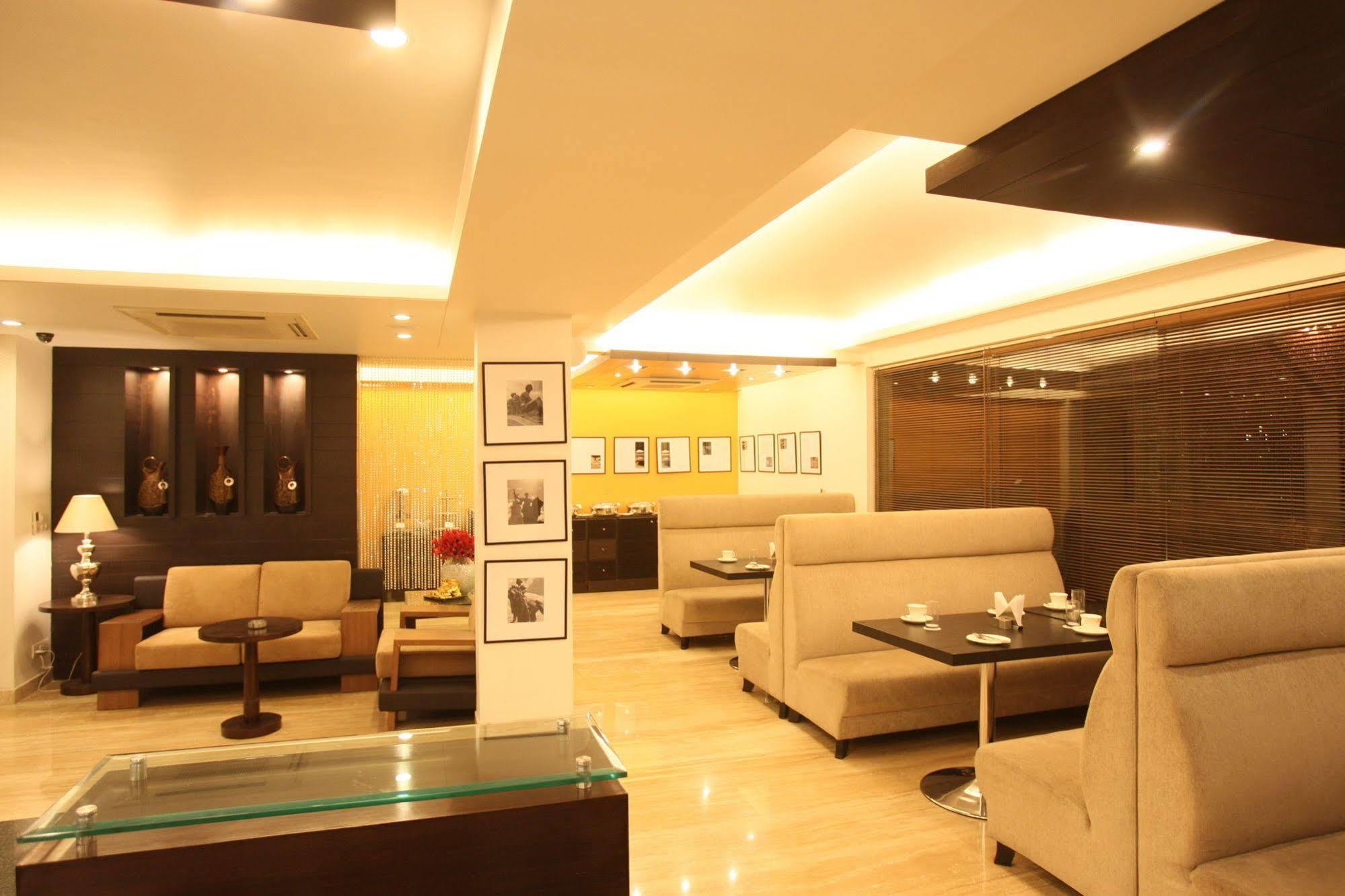 Emblem Hotel New Friends Colony, New Delhi Nova Deli Exterior foto